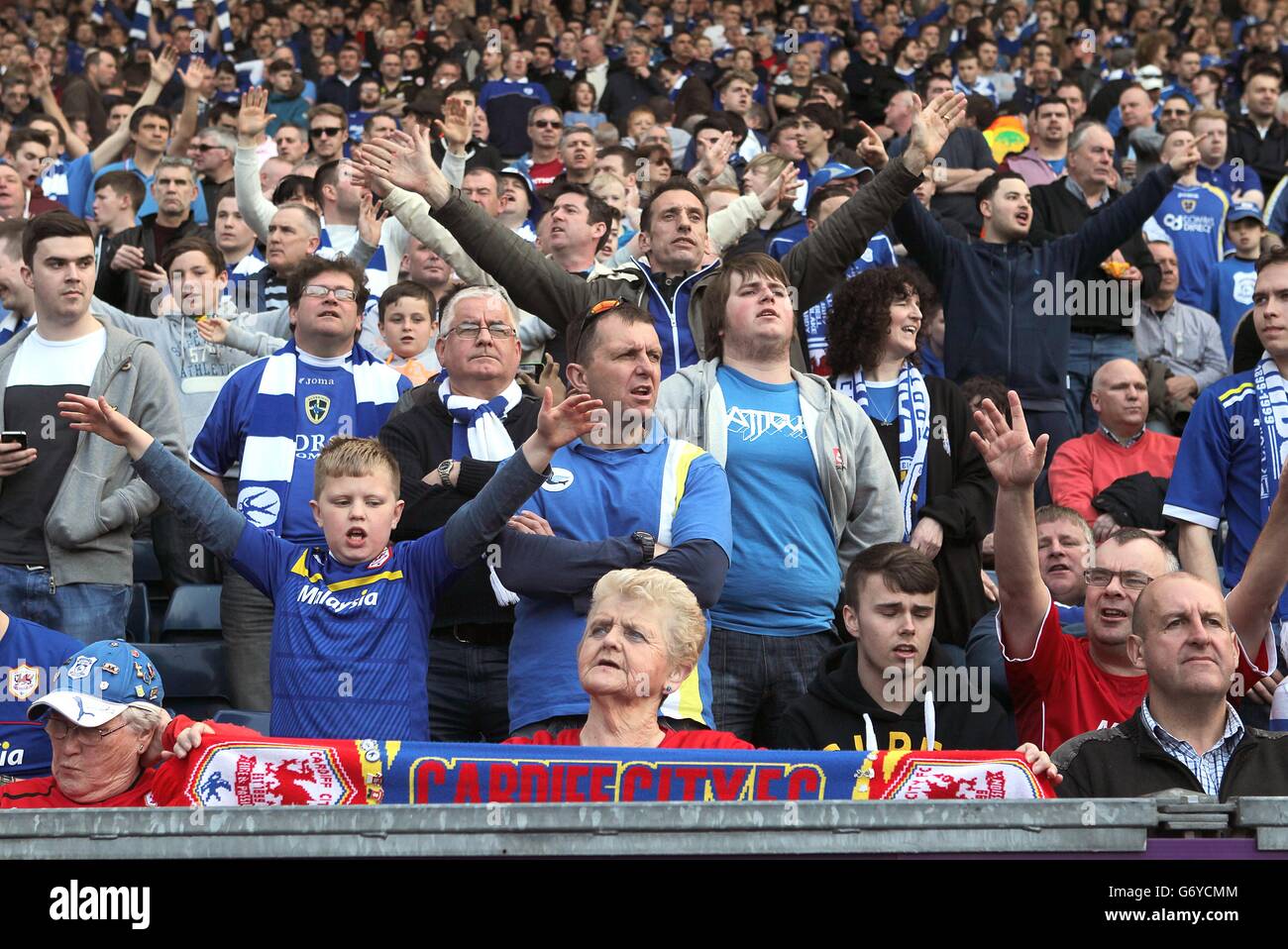 Calcio - Barclays Premier League - West Bromwich Albion contro Cardiff City - The Hawthorns. I fan della città di Cardiff mostrano il loro sostegno negli stand Foto Stock