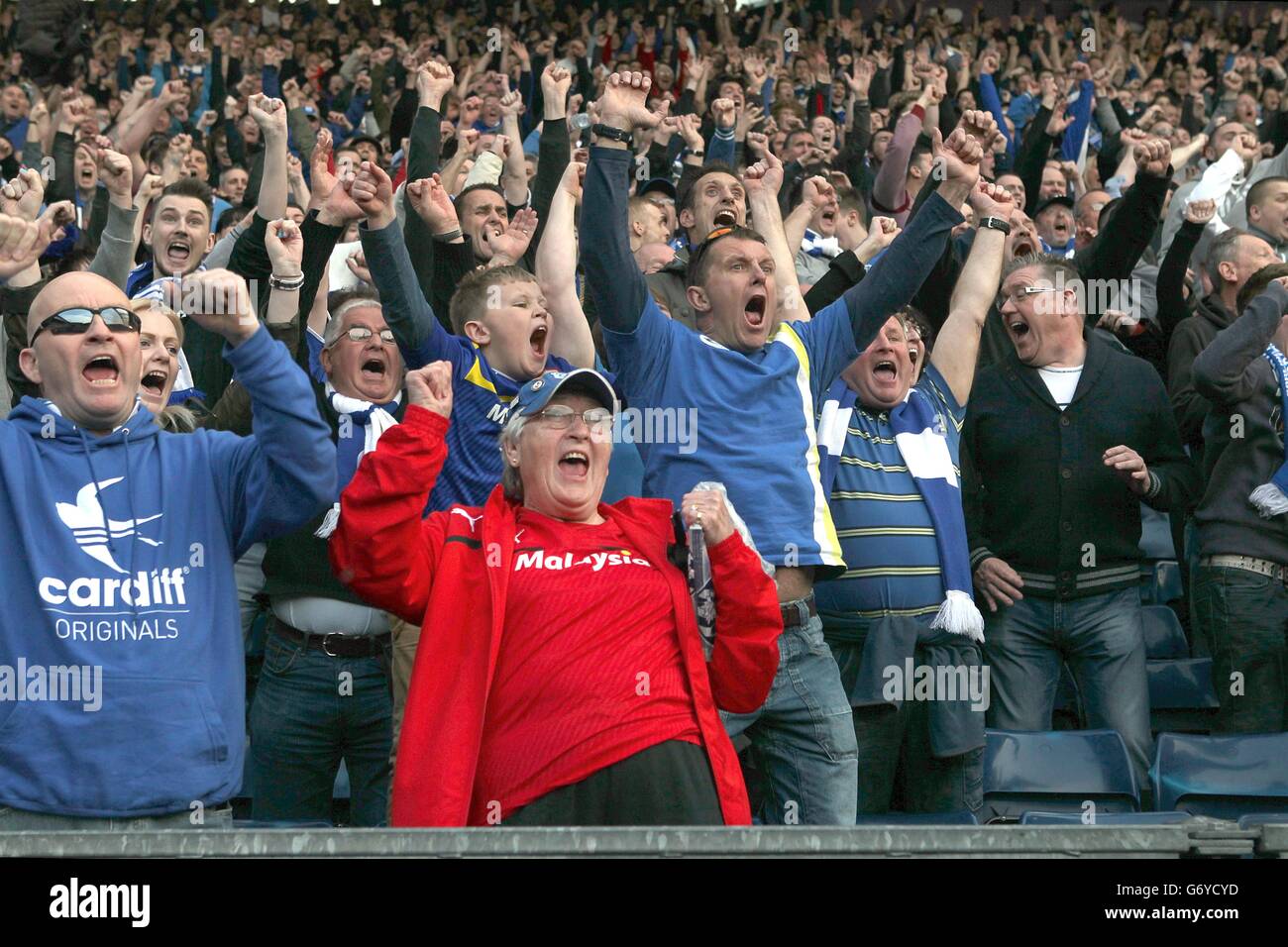I fan della città di Cardiff festeggiano negli stand dopo aver visto il loro punteggio laterale il terzo gol del gioco, un ultimo equalizzatore di Mats Daehli della città di Cardiff Foto Stock