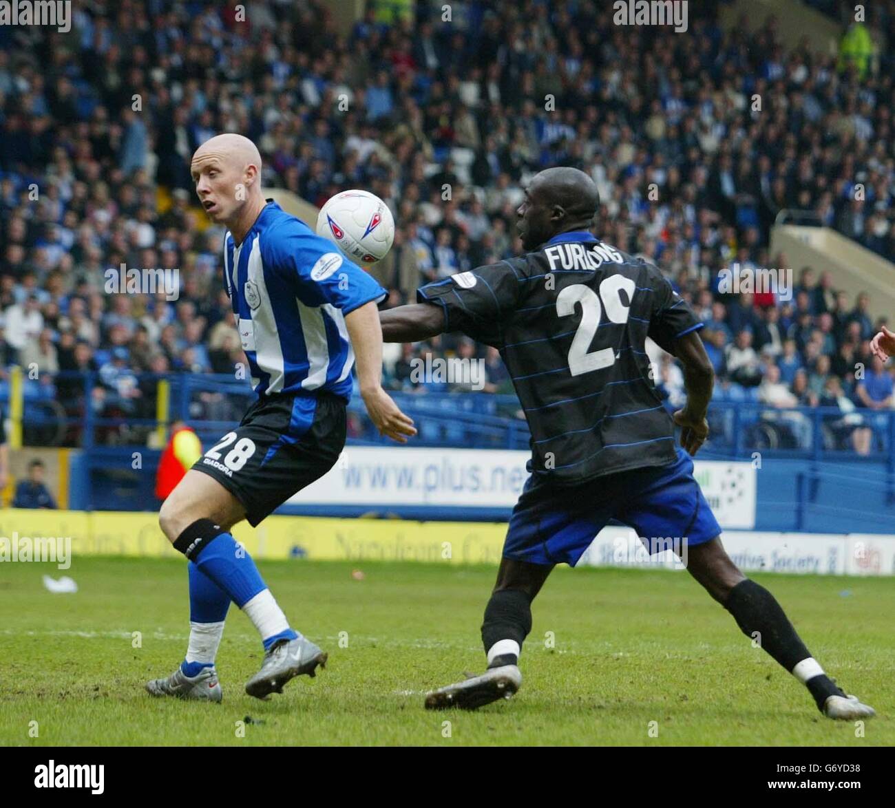 Il Queens Park Rangers' Paul Furlong (a destra) segna contro il mercoledì di Sheffield durante la partita della Nationwide Division 2 a Hillsborough, Sheffield. NESSUN UTILIZZO NON UFFICIALE DEL SITO WEB DEL CLUB. Foto Stock