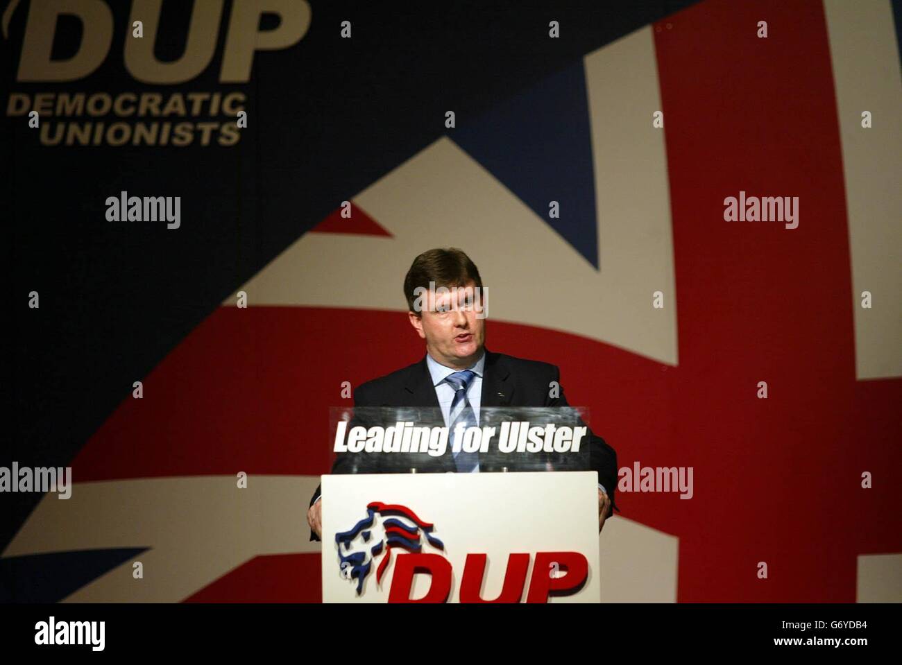Jeffrey Donaldson del Partito Unionista democratico parla con i colleghi del partito durante l'annuale incontro generale del partito a Belfast, Irlanda del Nord. Foto Stock