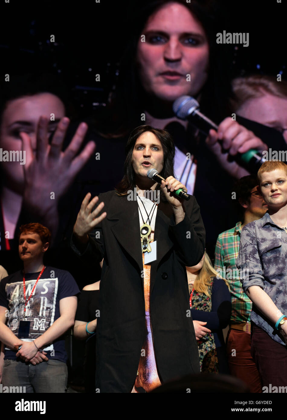 Noel Fielding sul palco durante la serie di concerti di beneficenza della Teenage Cancer Trust, presso la Royal Albert Hall, a Londra. Foto Stock