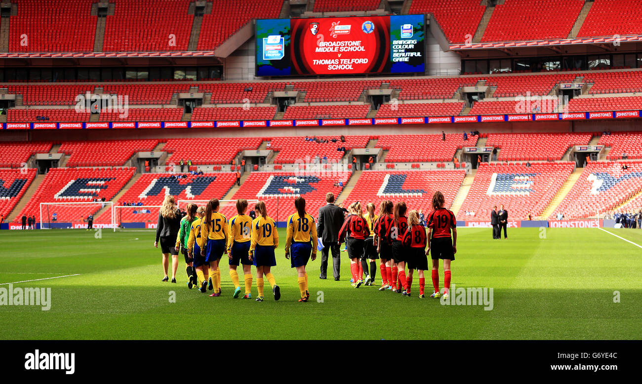 Calcio - Johnstone's Paint Trophy - finale - Chesterfield / Peterborough United - Stadio di Wembley. Broadstone Middle School e Thomas Telford School escono a Wembley per la finale della Girl's Cup Foto Stock