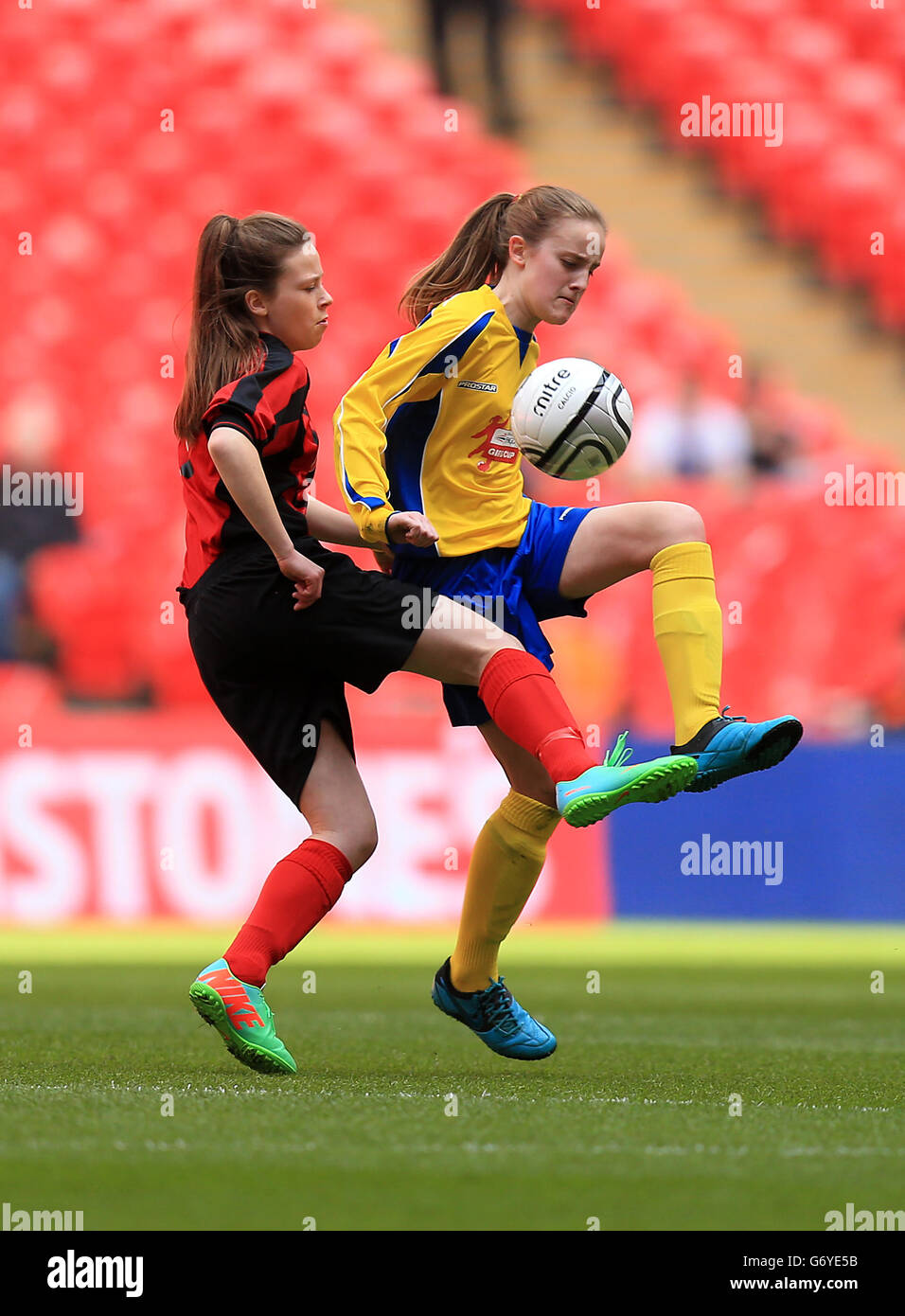 Calcio - Johnstone's Paint Trophy - finale - Chesterfield / Peterborough United - Stadio di Wembley. Azione della Girl's Cup tra la Broadstone Middle School e la Thomas Telford School Foto Stock