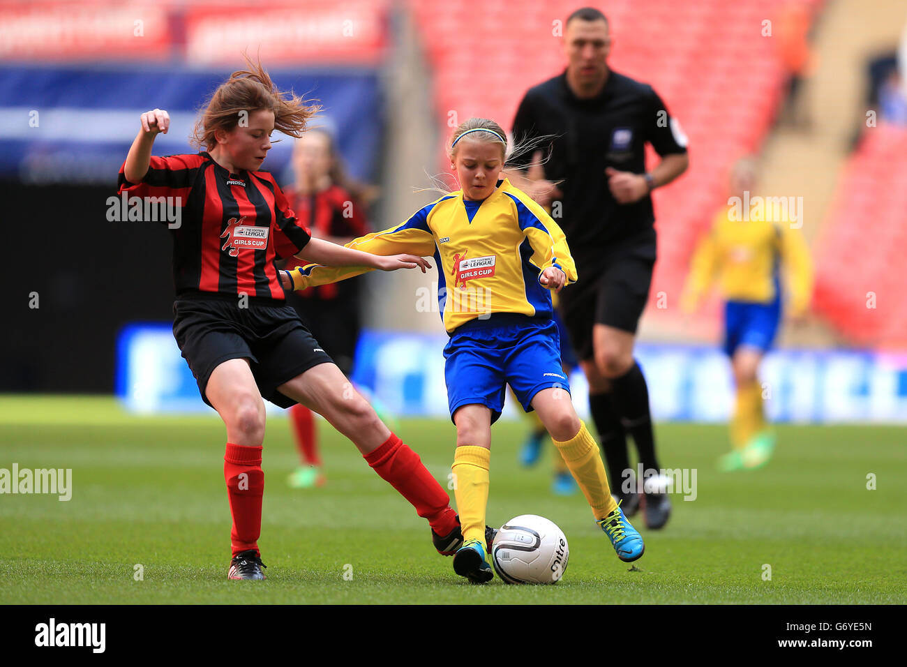 Calcio - Johnstone's Paint Trophy - finale - Chesterfield / Peterborough United - Stadio di Wembley. Azione della Girl's Cup tra la Broadstone Middle School e la Thomas Telford School Foto Stock