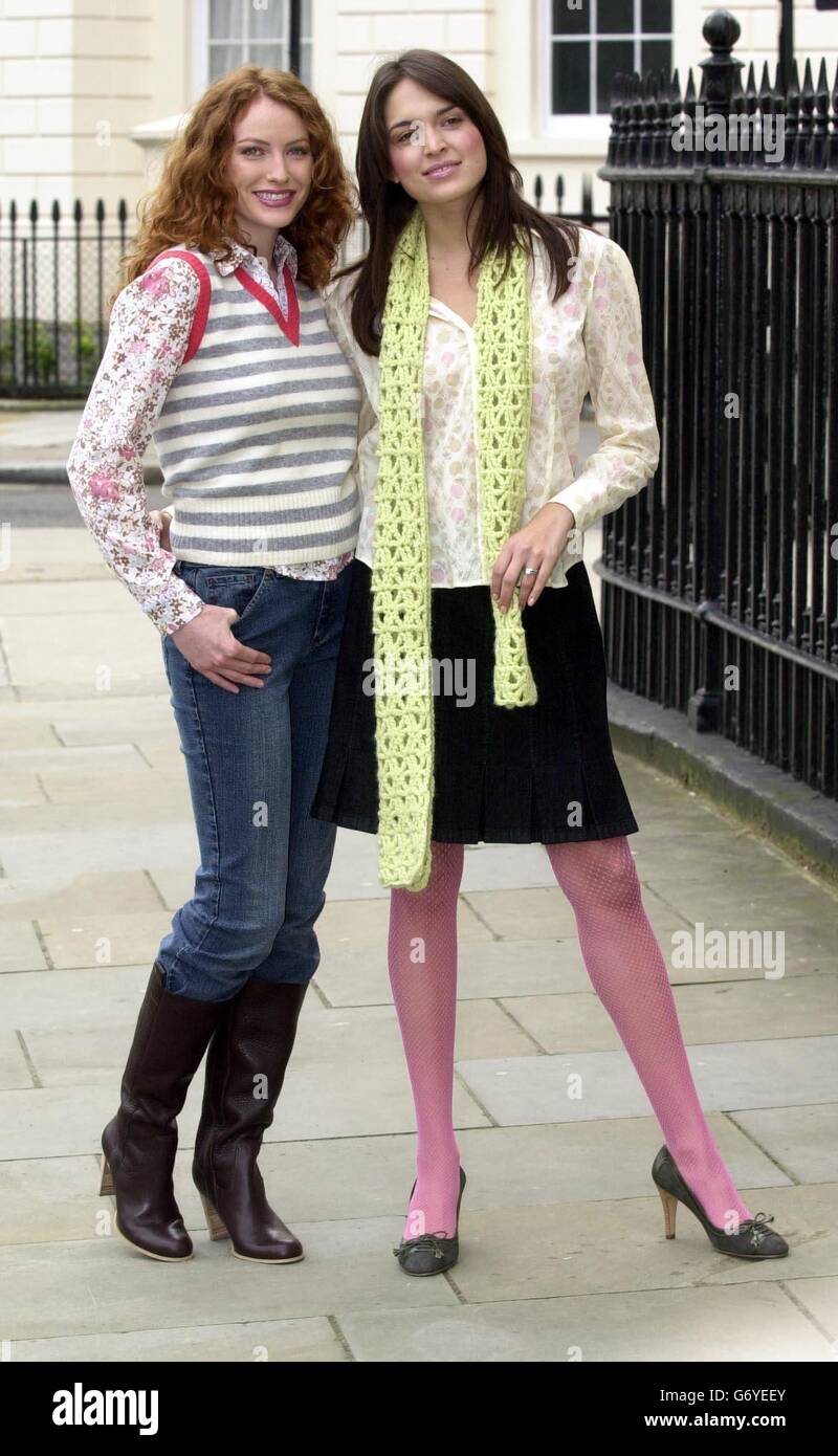 Modello Kristine (destra) con gonne in denim pieghettate 29.50, reti da  pesca rosa 4.50, camicia spot 29.50, sciarpa a crochet verde 15 e scarpe a  punta tonda 35 con il modello Andrea (