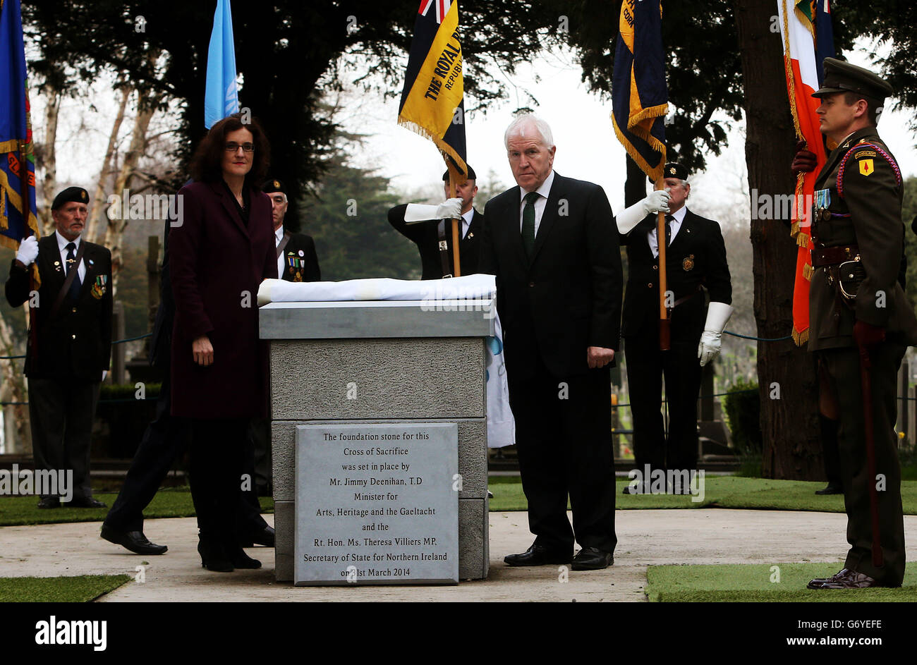 Il Segretario di Stato dell'Irlanda del Nord Theresa Villiers (a sinistra) con il Ministro delle Arti, del Patrimonio e del Gaeltacht, Jimmy Deenihan TD, alla presenza di una cerimonia per gettare insieme la pietra di fondazione di una monumentale Croce del sacrificio al cimitero di Glasnevin, Dublino. Foto Stock