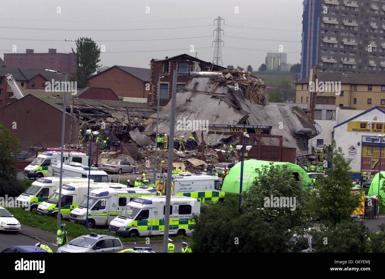 La scena nella parte occidentale di Glasgow, dove due persone sono state temute morte e decine feriti dopo una massiccia esplosione in una fabbrica di materie plastiche. Si pensava che fino a 20 persone fossero intrappolate quando l'edificio crollò subito dopo mezzogiorno. Foto Stock