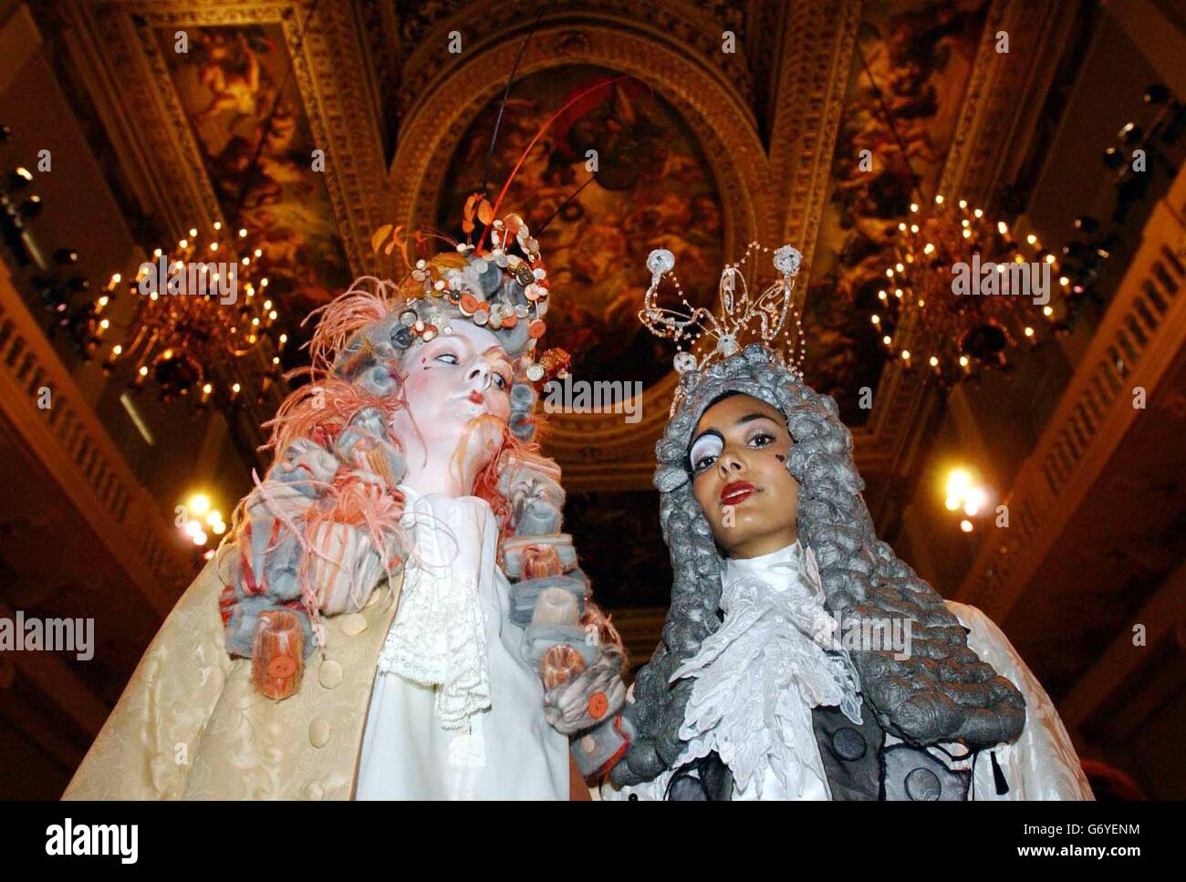London College of Fashion Students Maria Leyden (a sinistra) e Remily Johnson durante la cerimonia di inaugurazione dell'Università delle Arti, tenutasi presso la Banqueting Hall, Whitehall, nel centro di Londra. La nuova università riunisce cinque college londinesi di arte e design, il Camberwell College of Arts, il Central St. Martins College, il Chelsea College, il London College of Fashion e il London College of Printing. Foto Stock