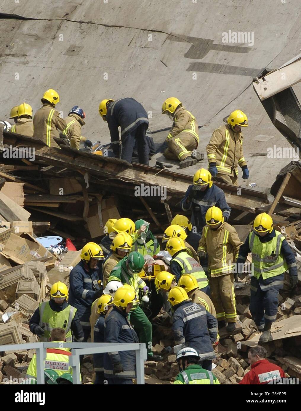Servizi di emergenza sulla scena nella parte occidentale di Glasgow, dove due persone sono state temute morte e decine feriti dopo una massiccia esplosione in una fabbrica di materie plastiche. Si pensava che fino a 20 persone fossero intrappolate quando l'edificio crollò subito dopo mezzogiorno. Foto Stock