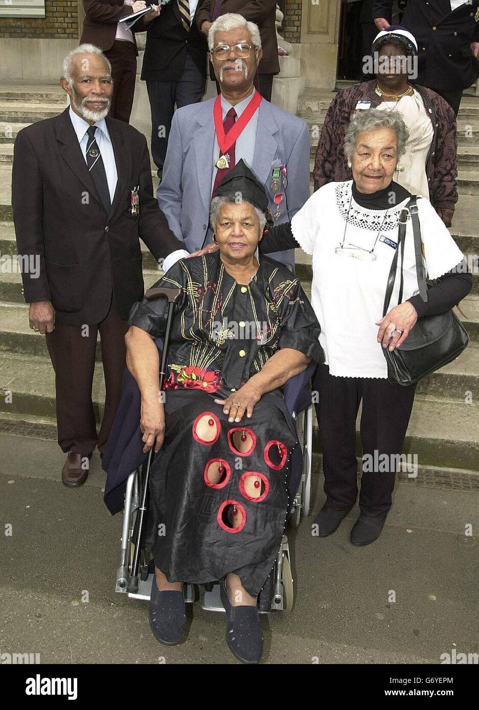 Il veterano delle Indie Occidentali Connie Mark in sedia a rotelle con (da sinistra a destra) Hector Watson, Sam King e Lilian Bader fuori dall'Imperial War Museum di Londra. Hanno contribuito a lanciare un progetto di raccolta fondi per commemorare gli sforzi degli uomini e delle donne africani e caraibiche durante le due guerre mondiali. Foto Stock