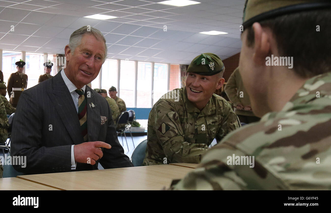 Il Principe del Galles incontra i membri del Reggimento Merciano durante una visita alle Palace Barracks vicino a Belfast, il secondo giorno della sua visita in Irlanda del Nord. Foto Stock