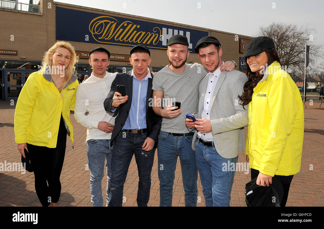 Corse di cavalli - 2014 William Hill Lincoln - giorno uno - Ippodromo di Doncaster. I Racegoers scattano foto selfie di se stessi indossando un cappello piatto con marchio William Hill. Foto Stock