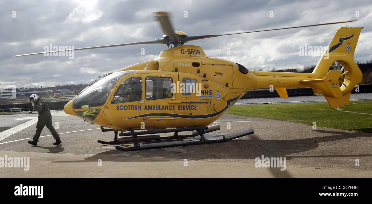 Un elicottero Scottish Ambulance Service, Air Ambulance, atterra a Glasgow. Foto Stock