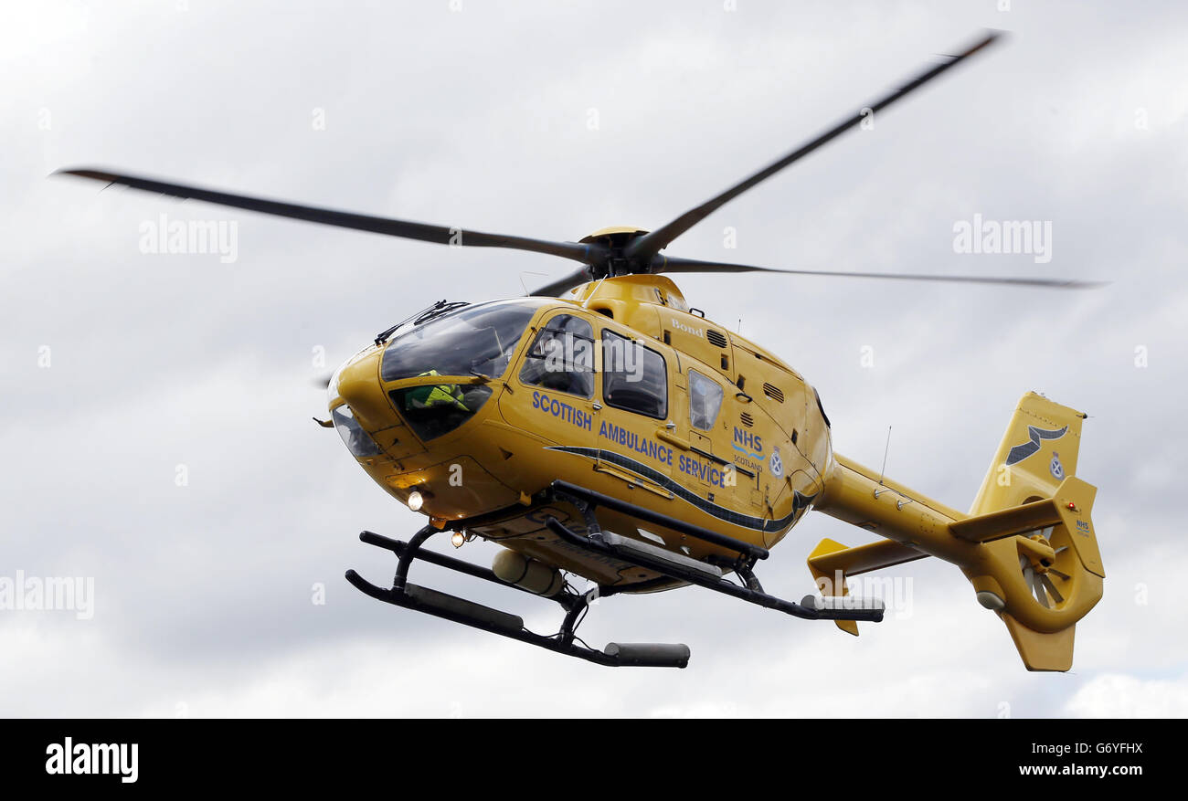 Un elicottero Scottish Ambulance Service, Air Ambulance, atterra a Glasgow. Foto Stock