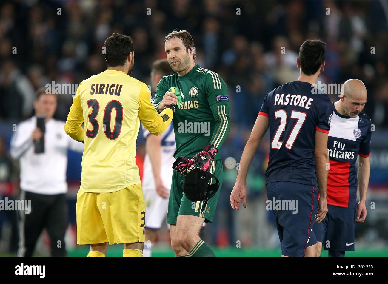 Il portiere del Chelsea Petr Cech e il portiere del PSG Salvatore Sirigu (a sinistra) scuotono le mani dopo il fischio finale Foto Stock