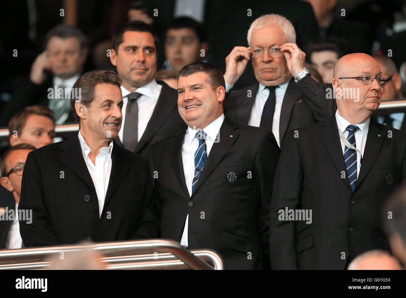 Calcio - UEFA Champions League - Quarta finale - prima tappa - Parigi Saint-Germain / Chelsea - Parc des Princes. L'ex presidente francese Nicolas Sarkozy (a sinistra) si trova in piedi con il direttore generale del Chelsea Ron Gourlay Foto Stock