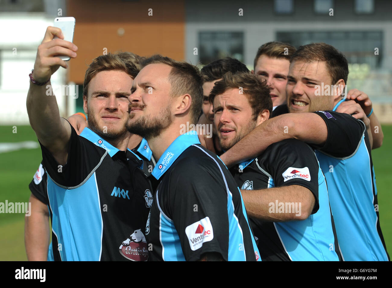 Il ben Cox del Worcestershire (a sinistra) prende un selfie dei compagni di squadra durante il giorno dei media a New Road, Worcester. PREMERE ASSOCIAZIONE foto. Data immagine: Venerdì 4 aprile 2014. Vedi storia della PA CRICKET Worcestershire. Il credito fotografico dovrebbe essere: Joe Giddens/PA Wire Foto Stock