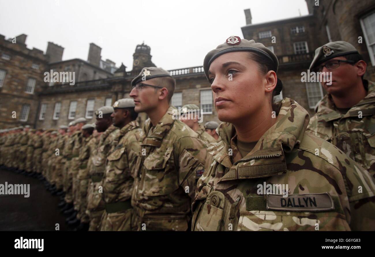 Royal Scots Dragoon Guards marciano fuori dal Palazzo di Holyroodhouse a Edimburgo, durante una parata di ritorno che segna il ritorno del reggimento dall'Afghanistan. Foto Stock