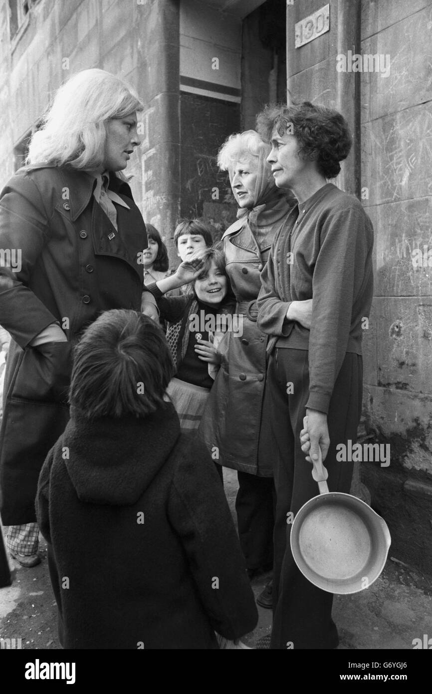 Le casalinghe scozzesi discutono dei problemi locali con la candidata del Partito Nazionale Scozzese per Govan, Glasgow, Margo MacDonald (l) durante il suo tour della zona. La onorevole MacDonald ha perso il suo seggio nelle ultime elezioni generali. Foto Stock