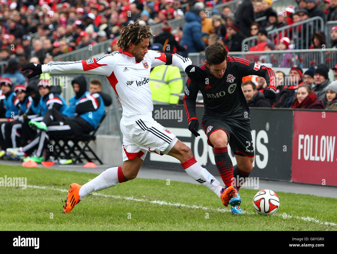 Alvaro Rey del Toronto FC è affrontato da Nick DeLeon della DC United. Foto Stock