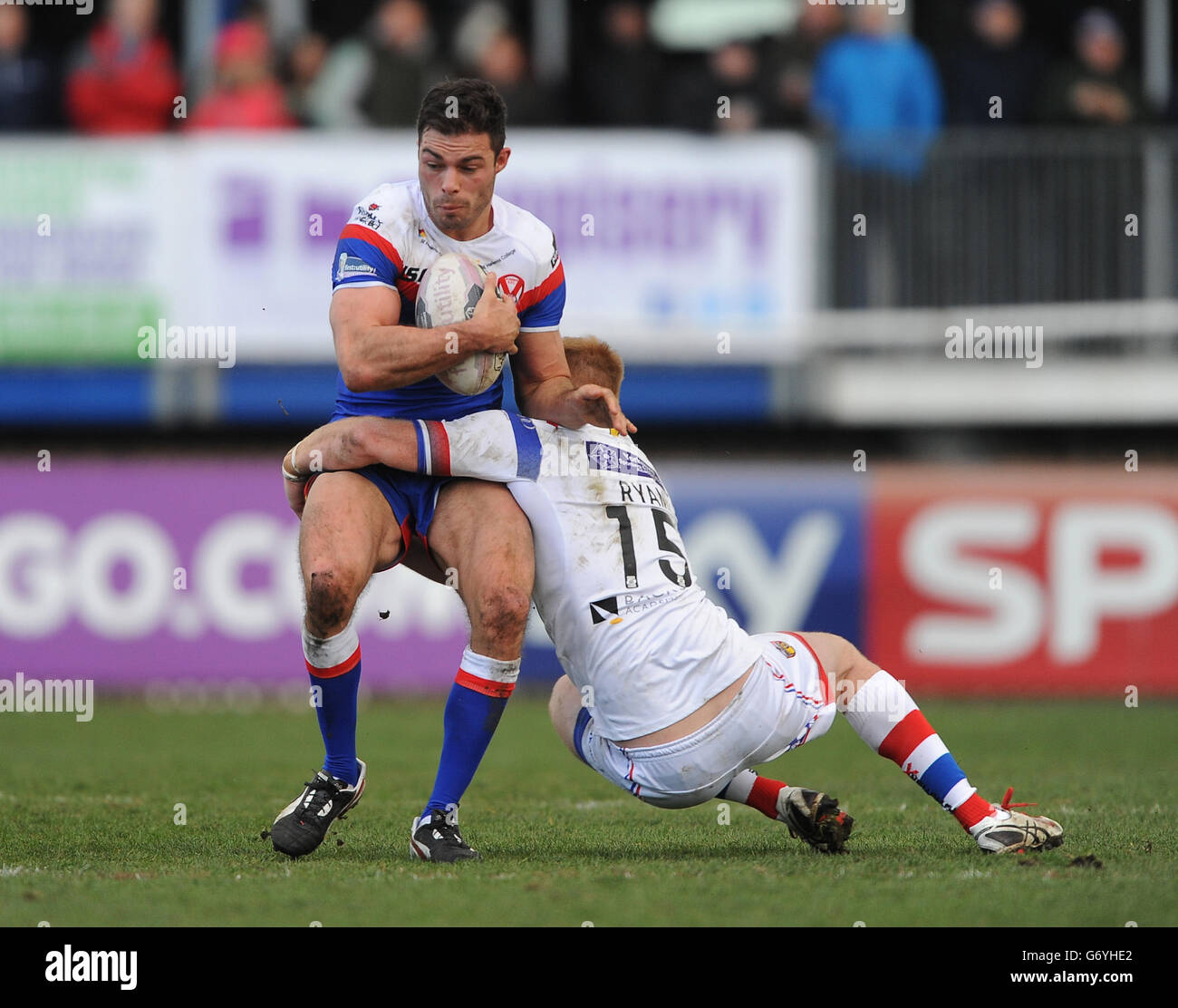 Matt Ryan (a destra) di Wakefield Wildcat affronta Mark Flanagan di St Helen durante la prima partita di Utility Super League al Rapid Solicitors Stadium di Wakefield. Foto Stock