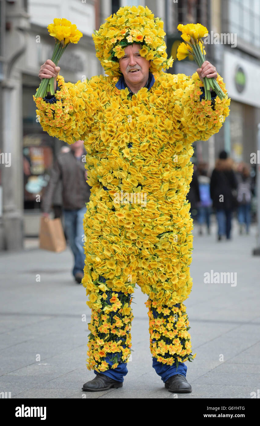 James Gilleran, l'originale 'Daff Man', trascorrendo la giornata con la sua  tuta di narcisi per celebrare il Daffodil Day e raccogliere fondi per la  Irish Cancer Society, in o'Connell Street, Dublino Foto