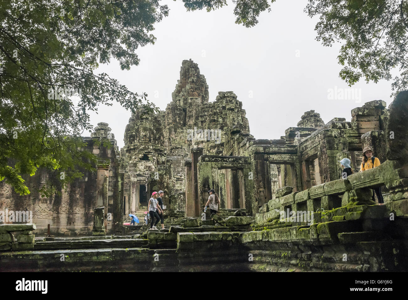 Lato ovest di Prasat Bayon sotto la pioggia, Angkor Thom, Cambogia Foto Stock