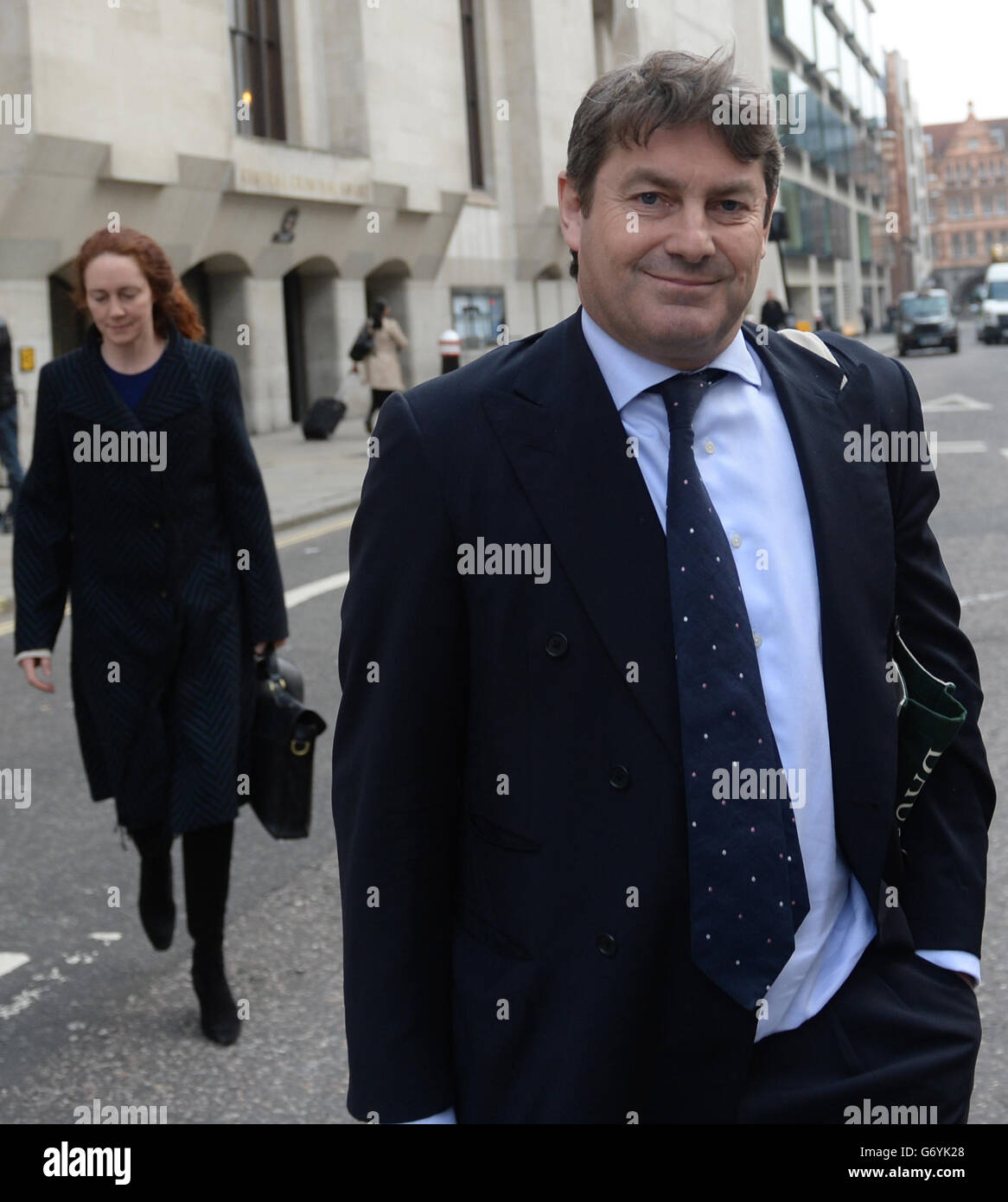 Charlie Brooks e sua moglie ex capo esecutivo di News International Rebekah Brooks lasciano l'Old Bailey a Londra, mentre il processo di hacking del telefono continua. Foto Stock