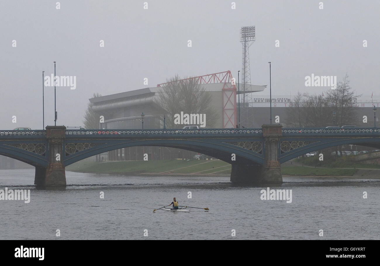 Il fiume Trent a Nottingham è circondato da smog e foschia, come livelli record di inquinamento atmosferico continuerà a piagare il Regno Unito, hanno avvertito gli esperti. Foto Stock Il fiume Trent a Nottingham è circondato da smog e foschia, come livelli record di inquinamento atmosferico continuerà a piagare il Regno Unito, hanno avvertito gli esperti. Foto Stock