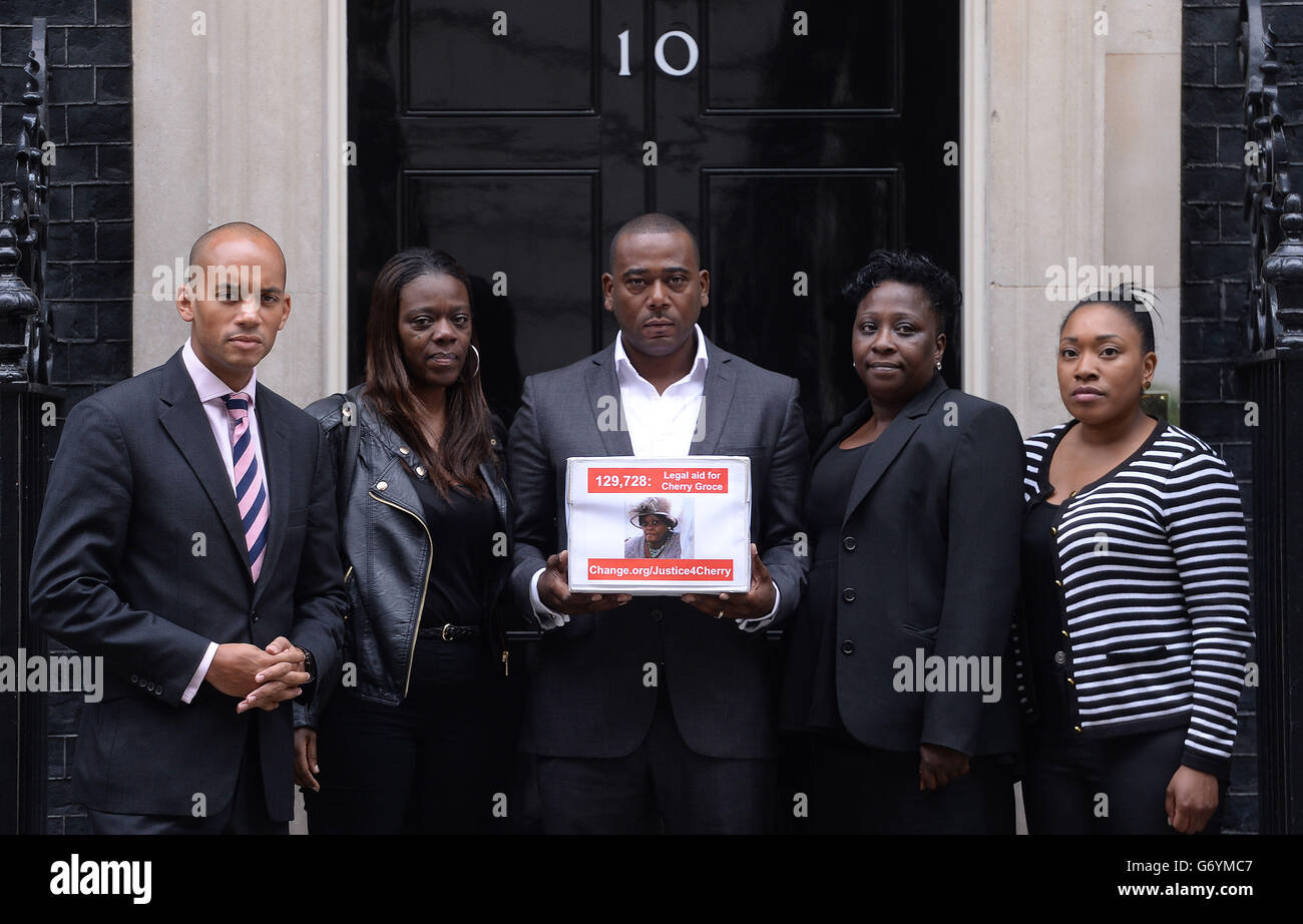 Chuka Umunna MP (a sinistra) aiuta la famiglia di Cherry Groce (da sinistra a destra), Lisa, figlia, Lee Lawrence, figlio, Rosemary, figlia e Charmaine, nipote, consegnare una petizione a Downing Street, Londra, chiedendo aiuto legale per la sua conquista questa estate. Foto Stock