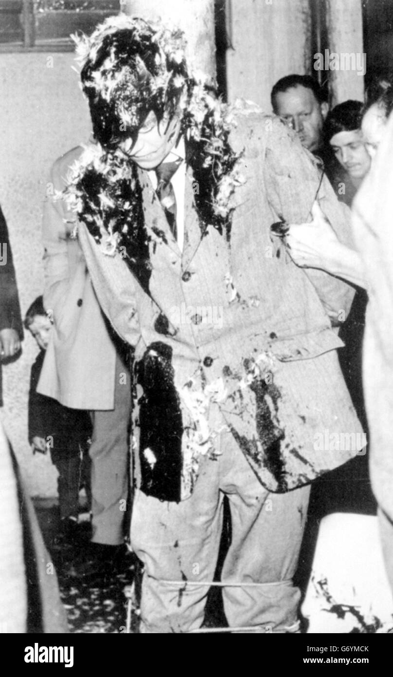 Un giovane tardato e piume legato ad un lampione nella zona di Falls Road di Belfast. È uno dei tre che ha ricevuto tale trattamento nelle ultime 24 ore. Foto Stock