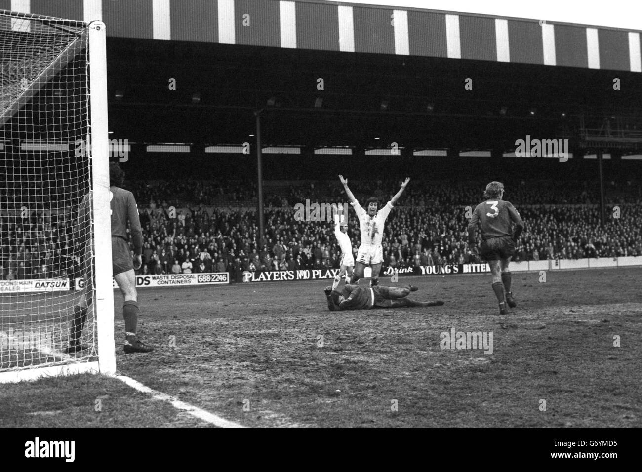 Mel Sutton segna il primo goal di Wrexham durante la partita di terza tornata della fa Cup contro il Crystal Palace al Selhurst Park. Sul tappeto erboso si trova il portiere sconfitto del Palazzo Paul Hammond. Wrexham ha vinto 2-1. Foto Stock