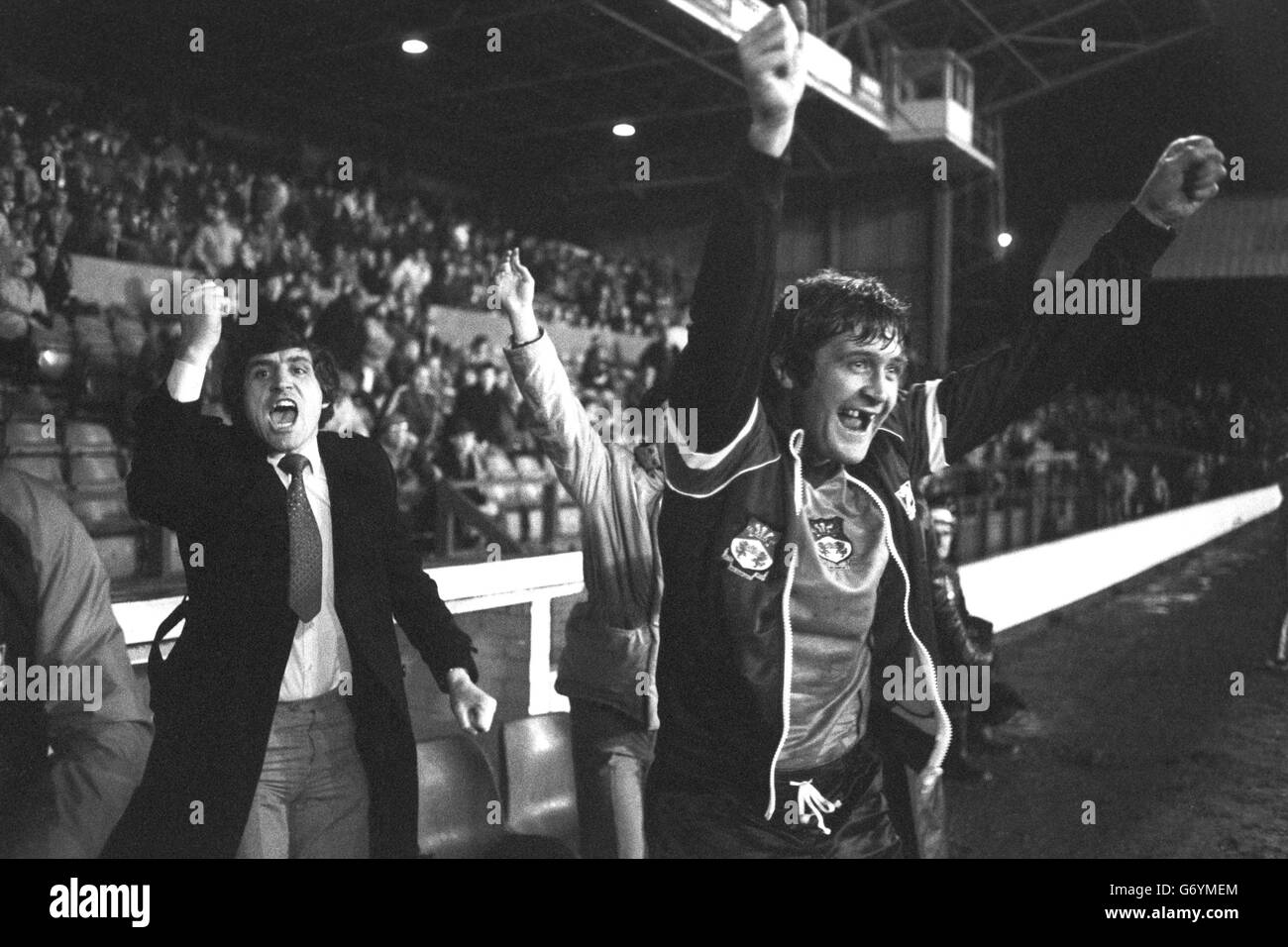 Dixie o'Neil (r), uno dei tre goalscorer di Wrexham, salta ai piedi dalla panchina seguita dal manager Mel Sutton (l) mentre il fischio finale annuncia una vittoria del 3-1 su Nottingham Forest al terreno della città dopo la partita del terzo round della fa Cup. Foto Stock
