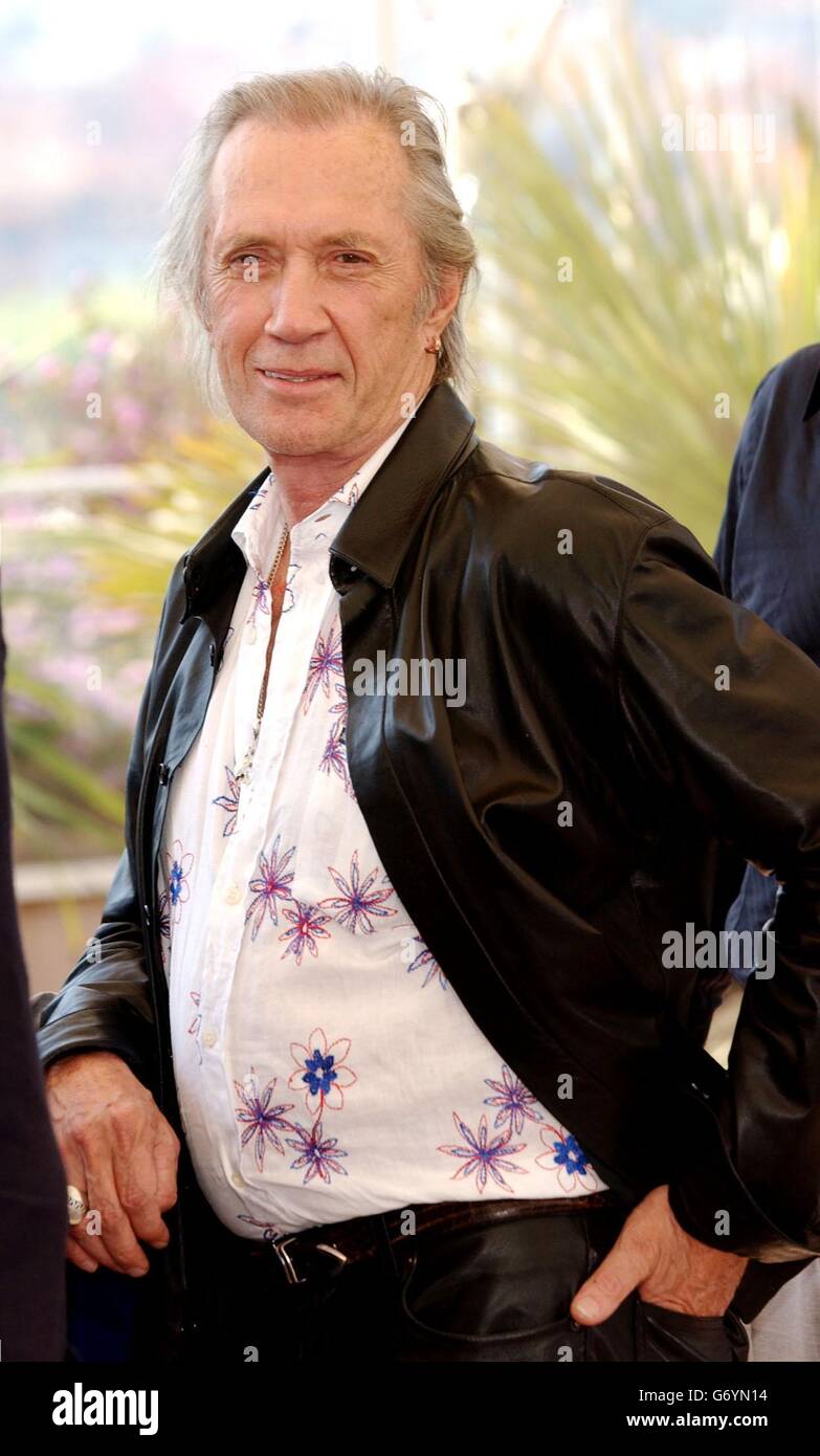 L'attore David Carradine durante una fotocall per il loro ultimo film Kill Bill Vol 2, tenuto al Riveria Terrace nel Palias du Festival durante il 57 ° Festival del film di Cannes in Francia. Foto Stock