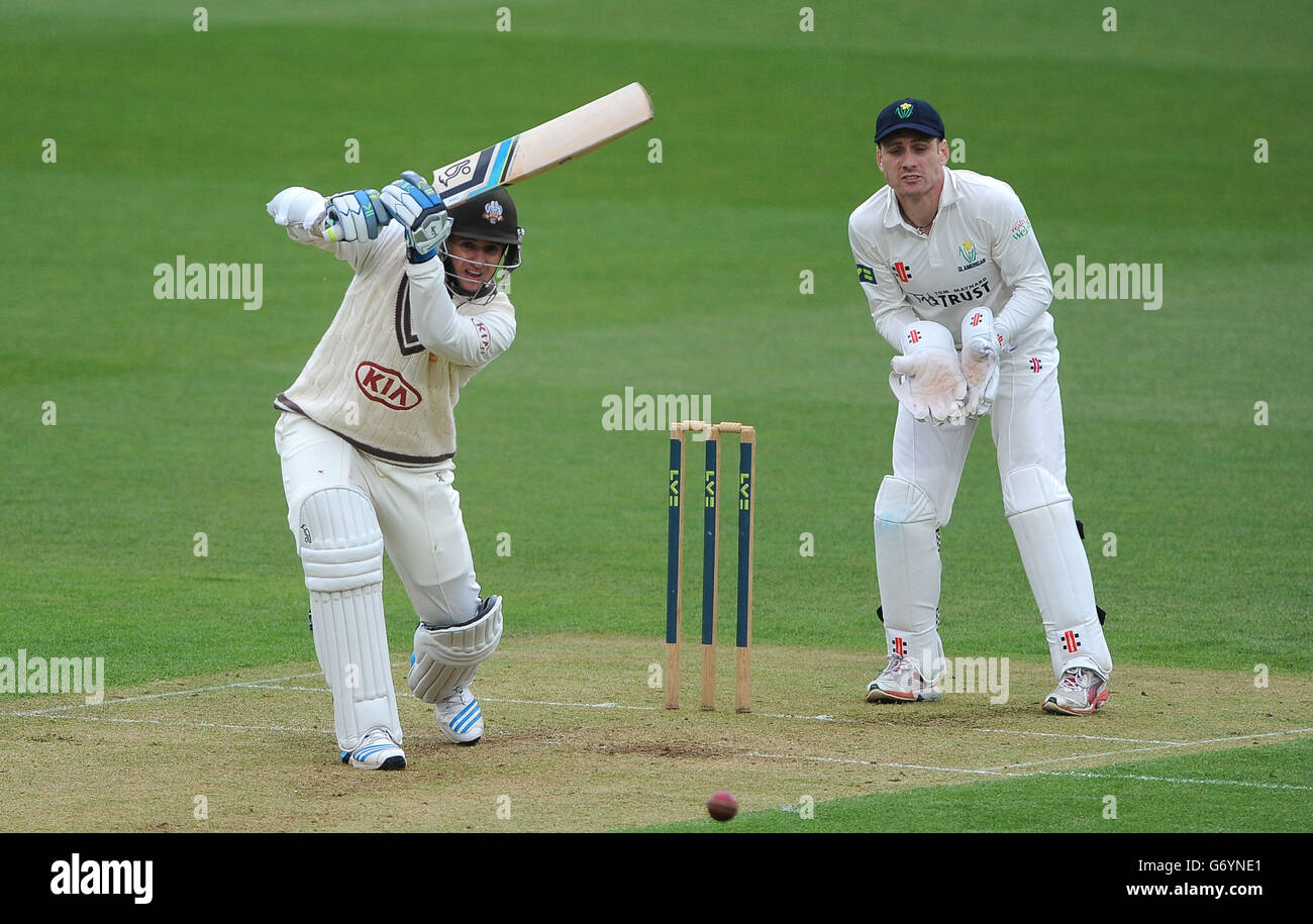 Surrey's Steven Davies in batting azione come Mark Wallace di Glamorgan mantiene il wicket durante il LV=County Championship, divisione due partita al Kia Oval, Londra. Foto Stock