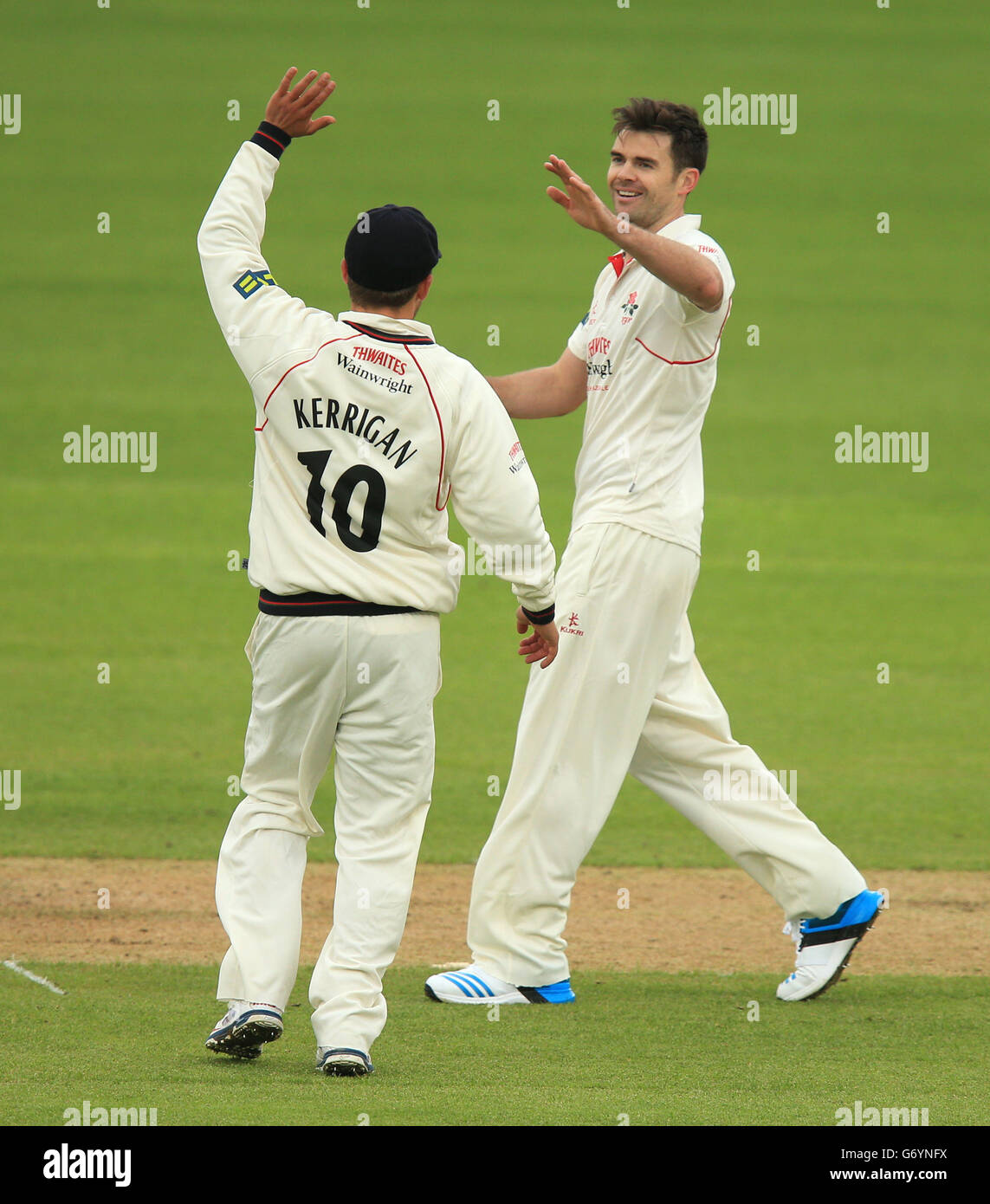 James Anderson del Lancashire celebra il cazzo di Michael Lumb di Nottinghamshire durante la partita LV=County Championship, Divisione uno a Trent Bridge, Nottingham. Foto Stock