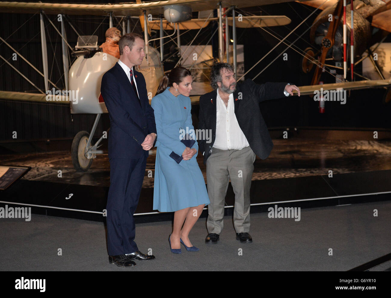 Il Duca e la Duchessa di Cambridge e il regista Peter Jackson hanno visto una mostra di interni degli aeromobili della prima guerra mondiale durante l'evento commemorativo dell'aviazione dell'Omaka Aviation Heritage Center di Blenheim, durante il loro tour ufficiale in Nuova Zelanda. Foto Stock