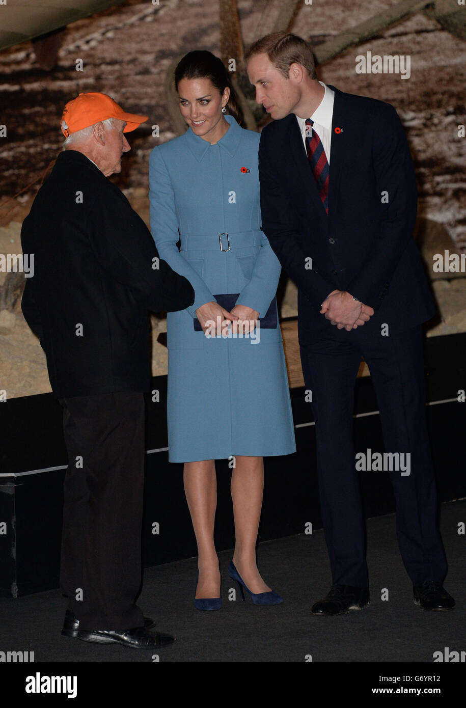 Il Duca e la Duchessa di Cambridge incontrano il pilota di caccia della seconda guerra mondiale Harcourt Bunt (Bunty) mentre visualizzano una mostra interna degli aeromobili della prima guerra mondiale durante l'evento commemorativo dell'aviazione della prima guerra mondiale all'Omaka Aviation Heritage Center di Blenheim, durante il loro tour ufficiale in Nuova Zelanda. Foto Stock