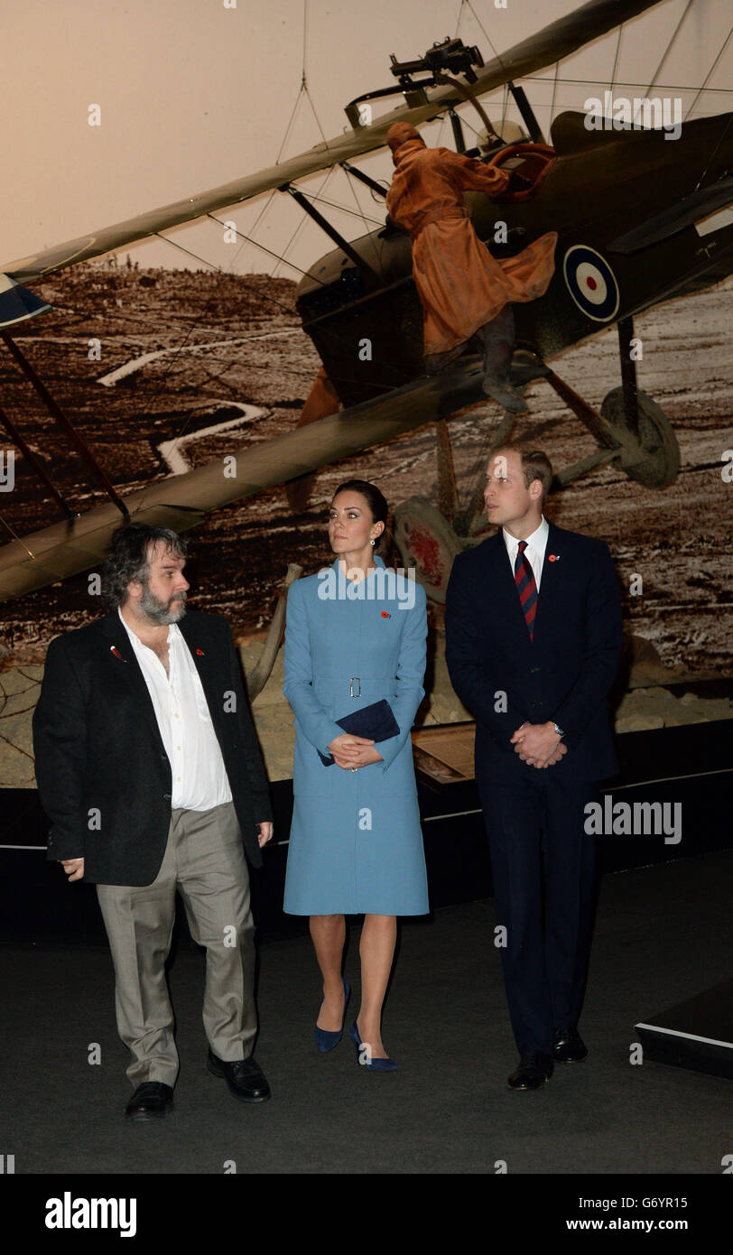 Il Duca e la Duchessa di Cambridge e il regista Peter Jackson hanno visto una mostra di interni degli aeromobili della prima guerra mondiale durante l'evento commemorativo dell'aviazione dell'Omaka Aviation Heritage Center di Blenheim, durante il loro tour ufficiale in Nuova Zelanda. Foto Stock