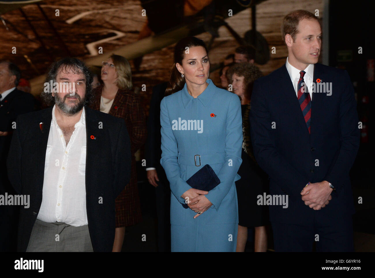 Il Duca e la Duchessa di Cambridge e il regista Peter Jackson hanno visto una mostra di interni degli aeromobili della prima guerra mondiale durante l'evento commemorativo dell'aviazione dell'Omaka Aviation Heritage Center di Blenheim, durante il loro tour ufficiale in Nuova Zelanda. Foto Stock
