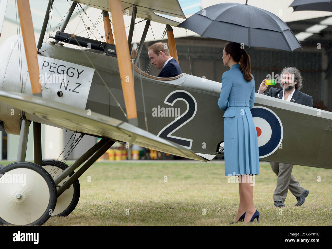 La Duchessa di Cambridge guarda sopra come il regista Peter Jackson scatta una fotografia del duca di Cambridge nell'abitacolo di un Sopwith Pup mentre visualizzano la visualizzazione statica della prima guerra mondiale durante l'evento commemorativo dell'aviazione della prima guerra mondiale all'Omaka Aviation Heritage Center di Blenheim, Durante il loro tour ufficiale in Nuova Zelanda. Foto Stock