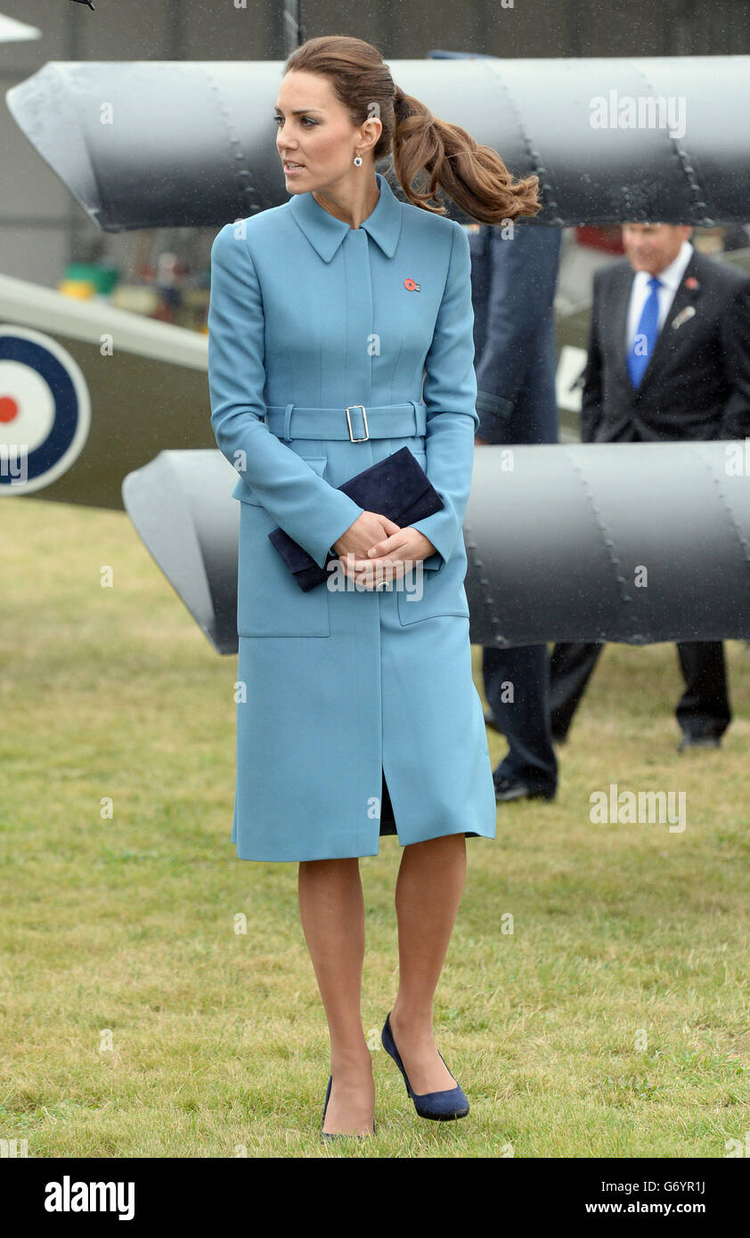 Il Duca e la Duchessa di Cambridge visualizzano la mostra statica della prima Guerra Mondiale durante l'evento commemorativo dell'Aviazione dell'Omaka Aviation Heritage Center a Blenheim, durante il loro tour ufficiale in Nuova Zelanda. Foto Stock