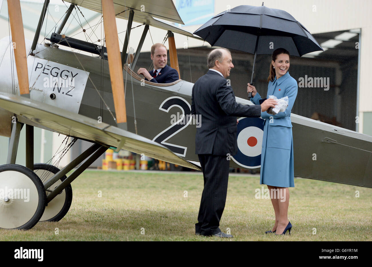 La Duchessa di Cambridge ride mentre il Duca di Cambridge siede nell'abitacolo di un Sopwith Pup mentre visualizzano la visualizzazione statica della prima guerra mondiale durante l'evento commemorativo dell'aviazione dell'Omaka Aviation Heritage Center a Blenheim, durante il loro tour ufficiale in Nuova Zelanda. Foto Stock