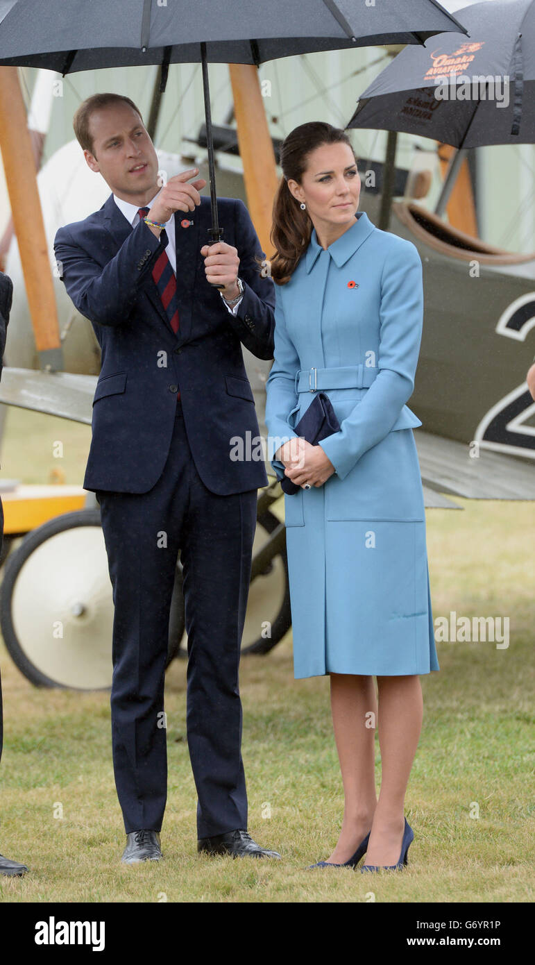 Il Duca e la Duchessa di Cambridge visualizzano la mostra statica della prima Guerra Mondiale durante l'evento commemorativo dell'Aviazione dell'Omaka Aviation Heritage Center a Blenheim, durante il loro tour ufficiale in Nuova Zelanda. Foto Stock