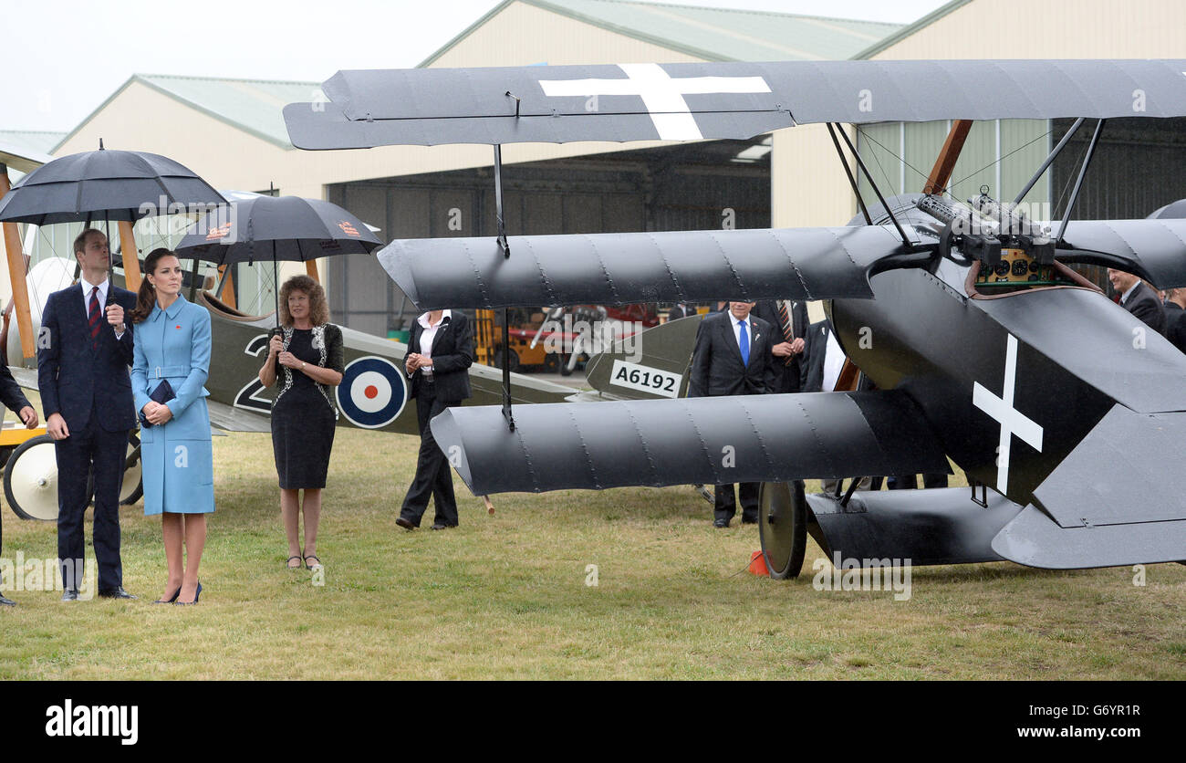 Il Duca e la Duchessa di Cambridge hanno visto un aereo Fokker, parte della mostra statica della prima Guerra Mondiale, durante l'evento commemorativo dell'Aviazione dell'Omaka Aviation Heritage Center a Blenheim, durante il loro tour ufficiale in Nuova Zelanda. Foto Stock