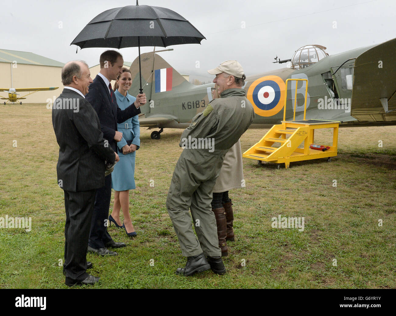 Il Duca e la Duchessa di Cambridge visualizzano la mostra statica della prima Guerra Mondiale durante l'evento commemorativo dell'Aviazione dell'Omaka Aviation Heritage Center a Blenheim, durante il loro tour ufficiale in Nuova Zelanda. Foto Stock