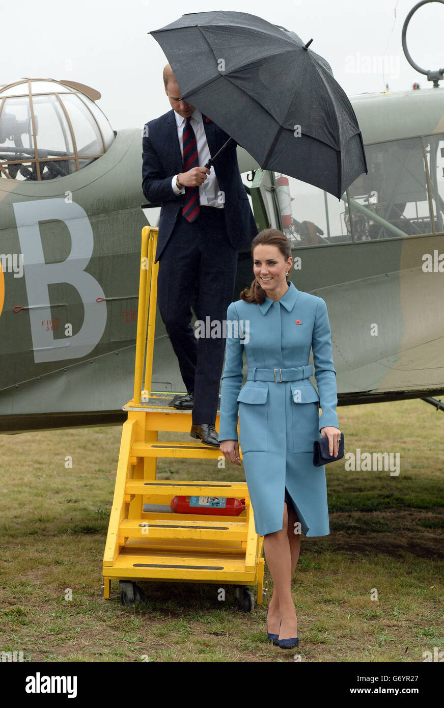 Il Duca e la Duchessa di Cambridge camminano lungo i gradini di un aereo Avro Anson mentre visualizzano lo spettacolo statico della prima Guerra Mondiale durante l'evento commemorativo dell'Aviazione all'Omaka Aviation Heritage Center a Blenheim, durante il terzo giorno del loro tour ufficiale in Nuova Zelanda. Foto Stock