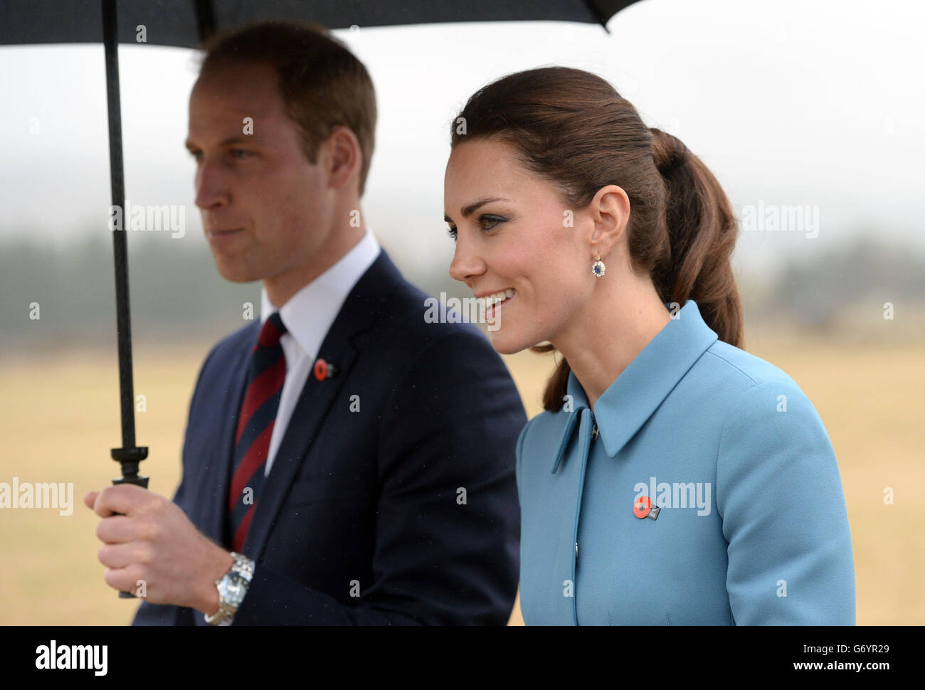 Il Duca e la Duchessa di Cambridge visualizzano la mostra statica della prima Guerra Mondiale durante l'evento commemorativo dell'Aviazione dell'Omaka Aviation Heritage Center a Blenheim, durante il loro tour ufficiale in Nuova Zelanda. Foto Stock