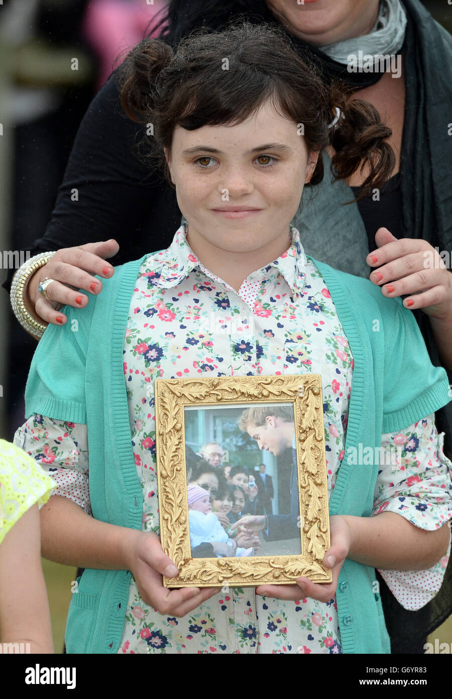 Tallulah Debinette, 9 ha una foto che mostra la prima volta che ha incontrato il duca di Cambridge, mentre il duca e la duchessa di Cambridge hanno fatto un tour della prima guerra mondiale durante l'evento commemorativo dell'aviazione dell'Omaka Aviation Heritage Center a Blenheim, durante il loro tour ufficiale in Nuova Zelanda. Foto Stock