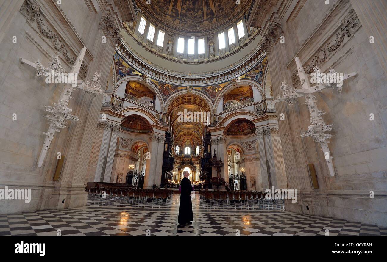 Il reverendo canonico Mark Oakley ammira il lavoro di Gerry Judah alla Cattedrale di San Paolo, Londra, che segna il lancio della principale installazione scultorea centenaria della prima Guerra Mondiale, che sarà svelata al pubblico a partire dalla Domenica delle Palme. Foto Stock